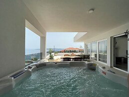 Exclusive Seafront Suites with hot tub