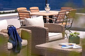Exclusive Seafront Suites with hot tub