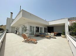 Exclusive Seafront Suites with hot tub