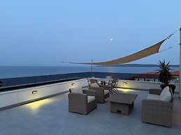 Exclusive Seafront Suites with hot tub