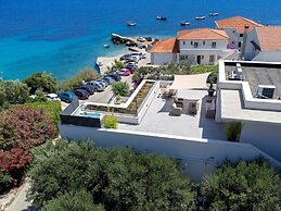 Exclusive Seafront Suites with hot tub