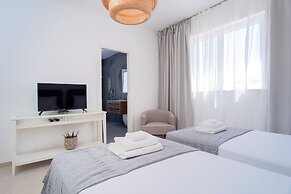 Exclusive Seafront Suites with hot tub