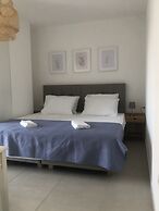 Exclusive Seafront Suites with hot tub