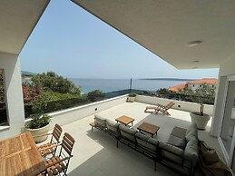 Exclusive Seafront Suites with hot tub