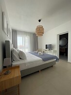Exclusive Seafront Suites with hot tub