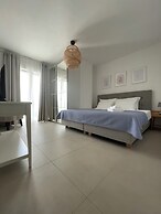 Exclusive Seafront Suites with hot tub