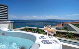 Exclusive Seafront Suites with hot tub