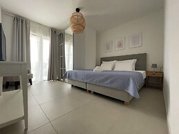 Exclusive Seafront Suites with hot tub