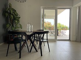 Exclusive Seafront Suites with hot tub