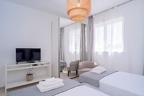 Exclusive Seafront Suites with hot tub