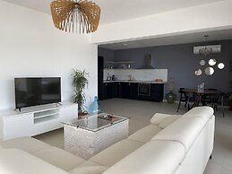 Exclusive Seafront Suites with hot tub