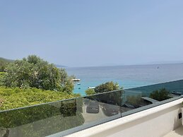 Exclusive Seafront Suites with hot tub