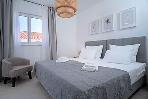 Exclusive Seafront Suites with hot tub