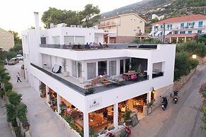 Exclusive Seafront Suites with hot tub