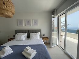 Exclusive Seafront Suites with hot tub