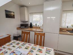 22 Longstone Park