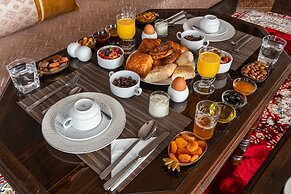 Yanis Guest House