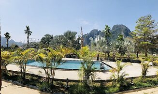 Vang Vieng Romantic Mountain View Resort