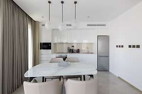 Comfortable 2BR Address Harbour Point