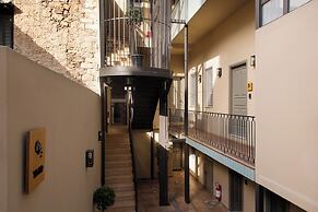 Living Yard Acropolis