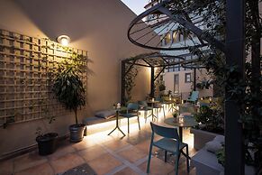 Living Yard Acropolis
