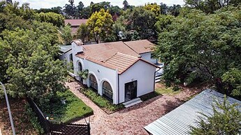 The Cottage-1 Bed-pool-bbq-fibre-solar-samrand