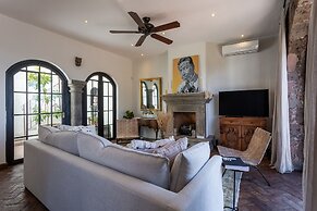 Panoramic Paradise 3BR Overlooking SMA