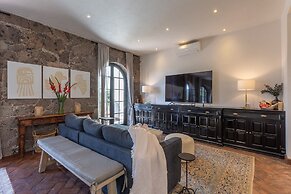 Panoramic Paradise 3BR Overlooking SMA