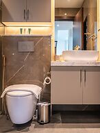 Modern DT Escape1BR with Upscale Comfort