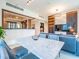 Modern DT Escape1BR with Upscale Comfort