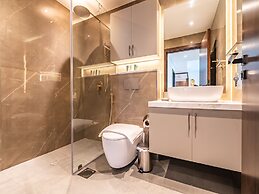 Modern DT Escape1BR with Upscale Comfort