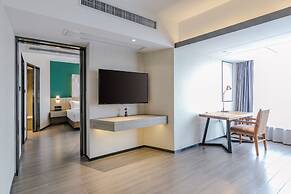 PESHT PREMIER HOTEL