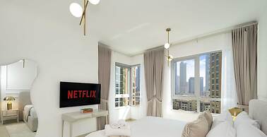 LUX  The Stunning Fountain View Suite