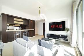 LUX  The Stunning Fountain View Suite