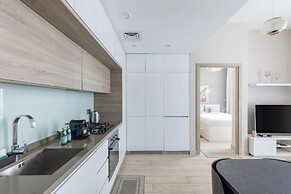 Bright 1BR sea view and balcony
