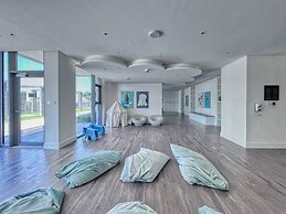 Bright 2BR in top Creek Rise Tower