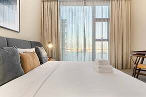 Bright 2BR in top Creek Rise Tower