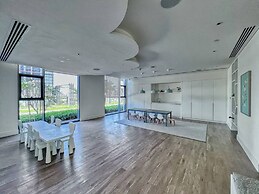 Bright 2BR in top Creek Rise Tower