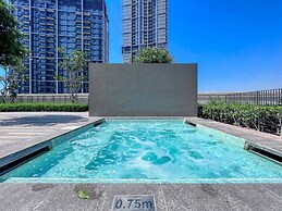 Bright 2BR in top Creek Rise Tower