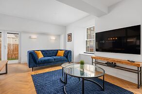 312 Reid's Corner - by Stay Dunfermline