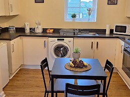 House, Sleeps 3 With Balcony and Parking