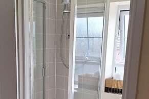 House, Sleeps 3 With Balcony and Parking