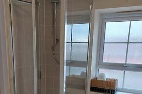 House, Sleeps 3 With Balcony and Parking