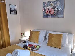 House, Sleeps 3 With Balcony and Parking