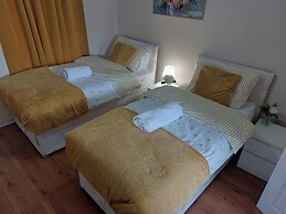 House, Sleeps 3 With Balcony and Parking
