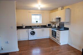 House, Sleeps 3 With Balcony and Parking