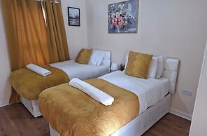 House, Sleeps 3 With Balcony and Parking