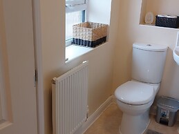 House, Sleeps 3 With Balcony and Parking
