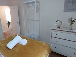 House, Sleeps 3 With Balcony and Parking