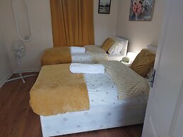 House, Sleeps 3 With Balcony and Parking